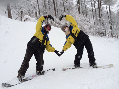 日本留遊學 兩人合力於雪中成心