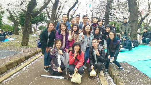 日本留遊學 櫻花季的團體照